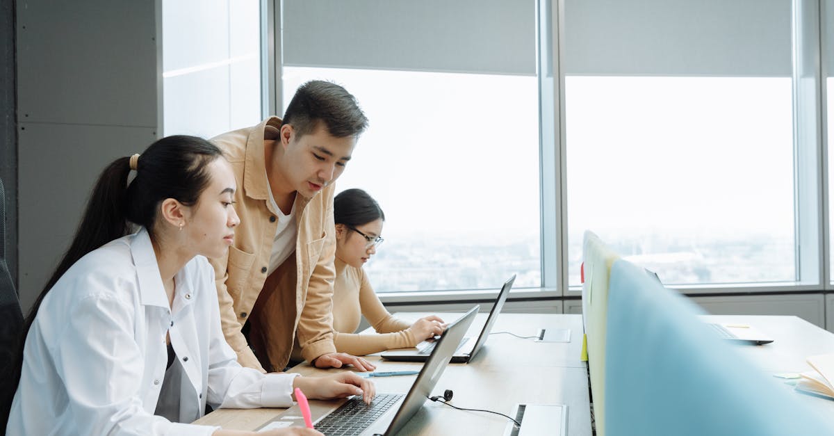 hình ảnh minh họa về một người dùng mạng xã hội tương tác với khán giả