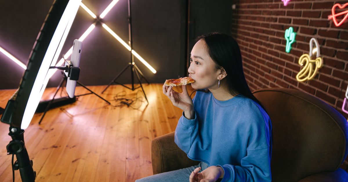 mô tả một người đang đo lường và phân tích